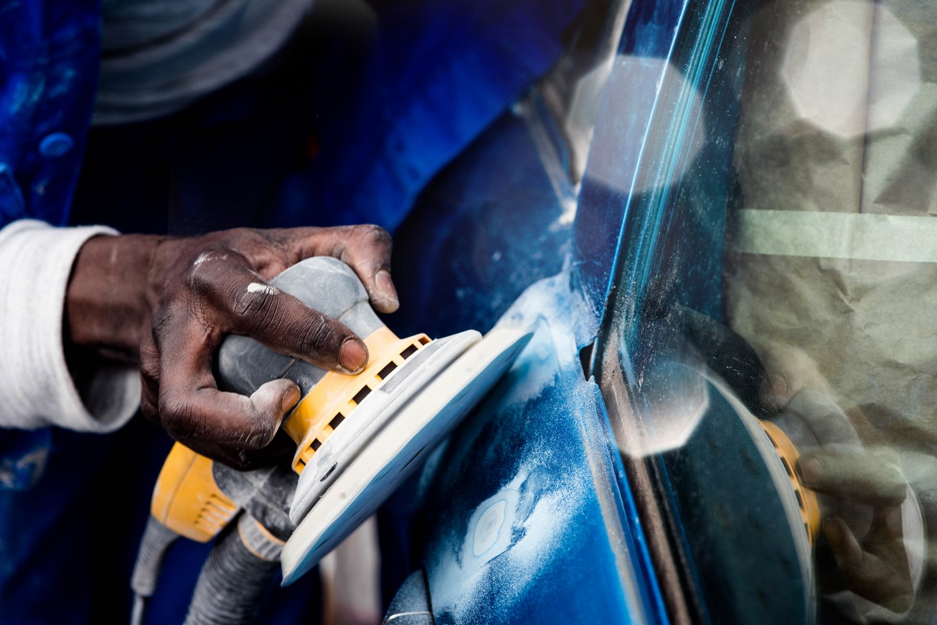 jeune travailleur en réparation de carrosseries